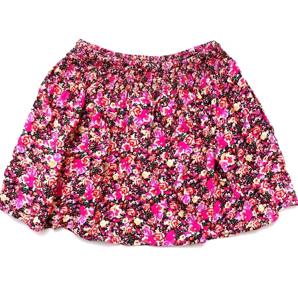Express Dresses & Skirts - EXPRESS Floral Skirt with POCKETS!